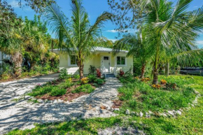 Casa Posada - So Close You Can Hear the Waves Historic Beach Cottage w Beach Gear